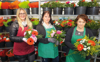 Im Großhandel Dimmerling binden die Mitarbeiter die Blumensträuße für Tankstellen-Shops per Hand