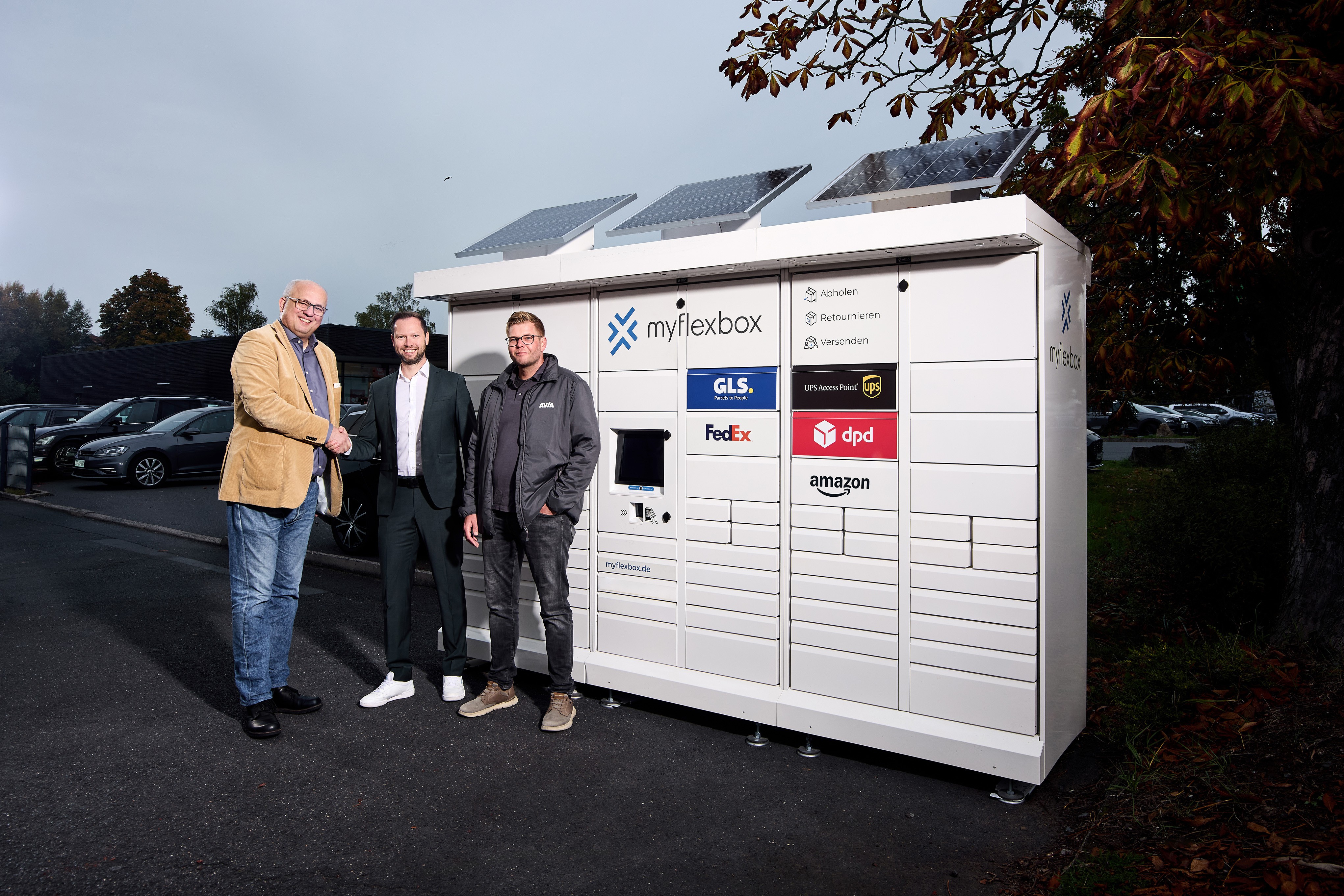 Jörg Kitlinski (Gebietsleiter Tankstellen CoDo bei Knittel Energie), Florian Hensel (Head of Strategic Accounts Myflexbox) und Dennis Ozek (Tankstellenbetreiber bei Knittel Energie). 
