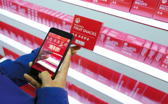 Im unbemannten Supermarkt spielt das Smartphone eine bedeutende Kommunikations-Rolle.